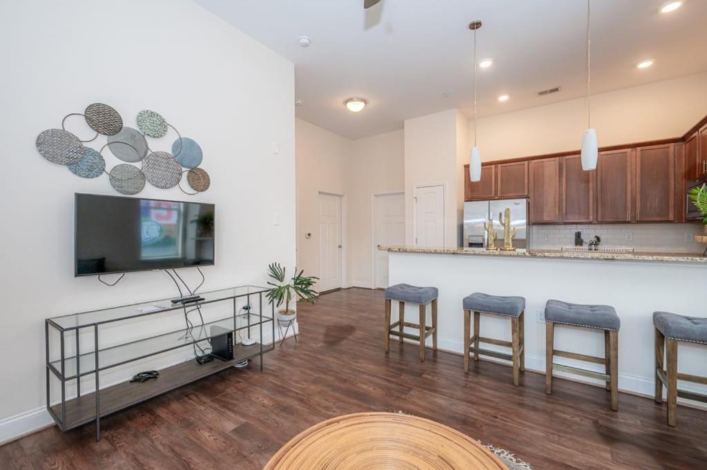 Laid Back 1Br W Comfy Living Room And Bar ชาร์ล็อต ภายนอก รูปภาพ